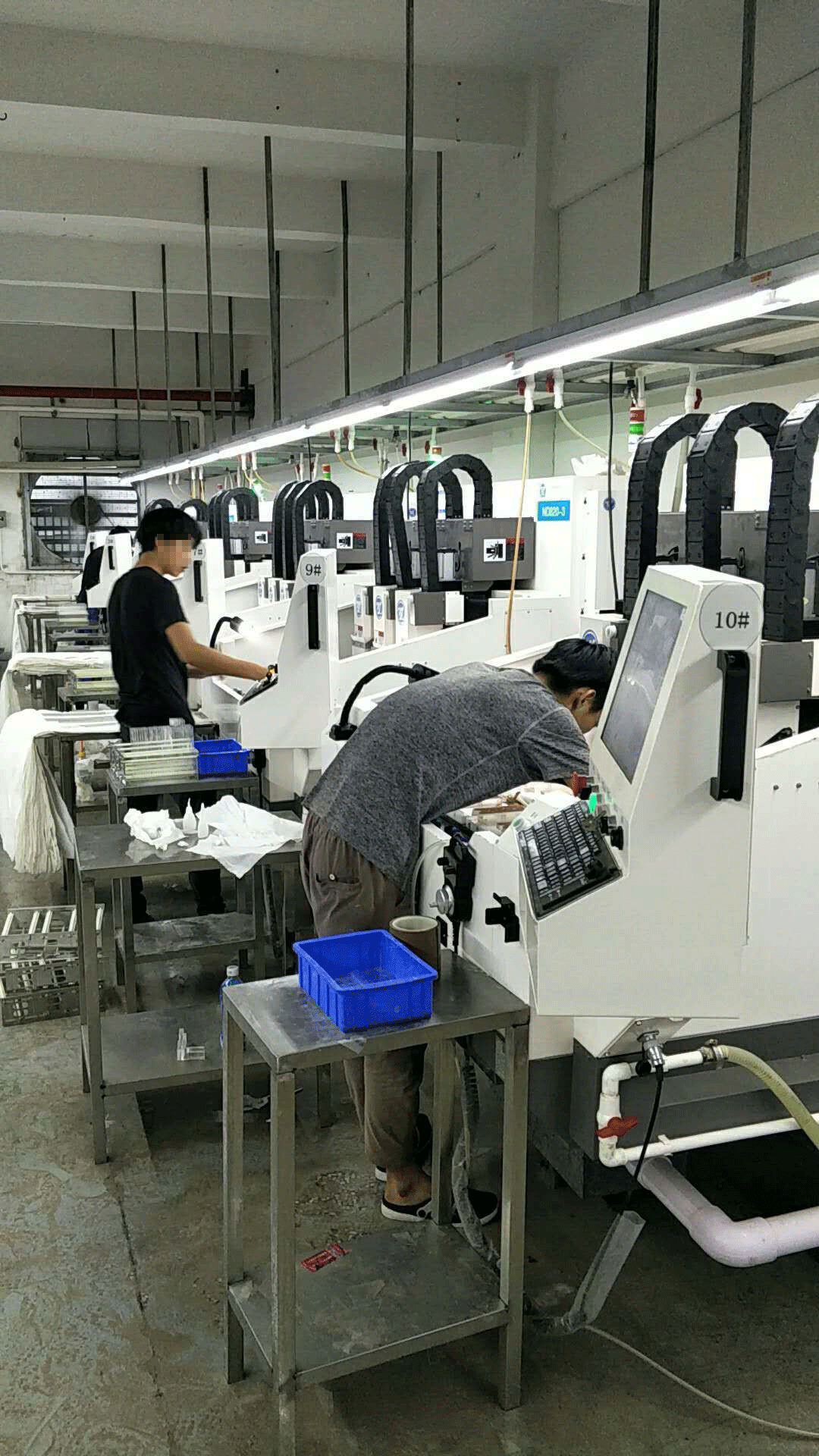 正在工作中的精雕機(jī)工廠