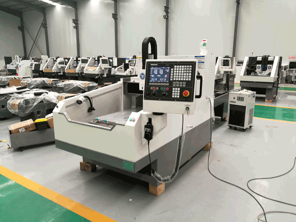 正在生產(chǎn)中的鋁件精雕機(jī)nd6050